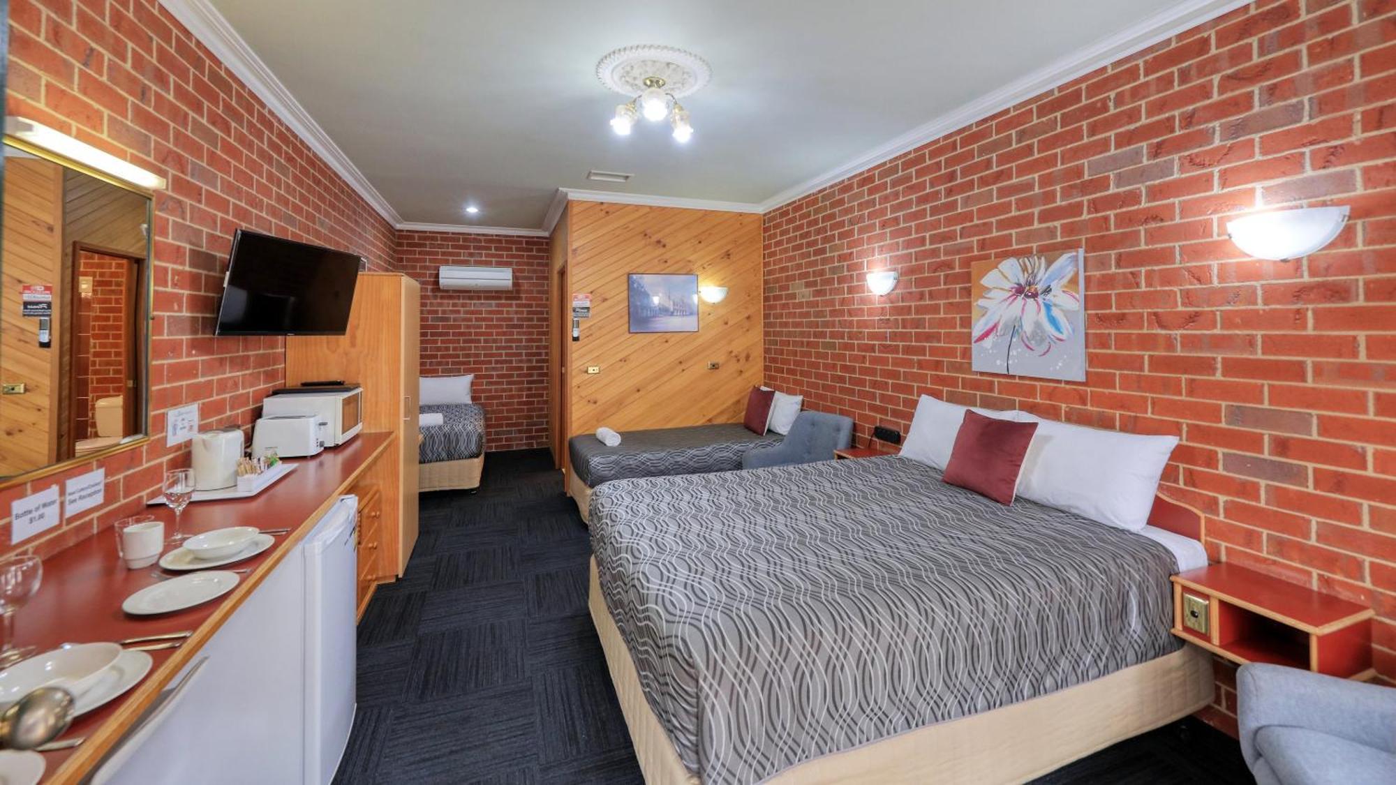 טומוט Elms Motor Inn מראה חיצוני תמונה