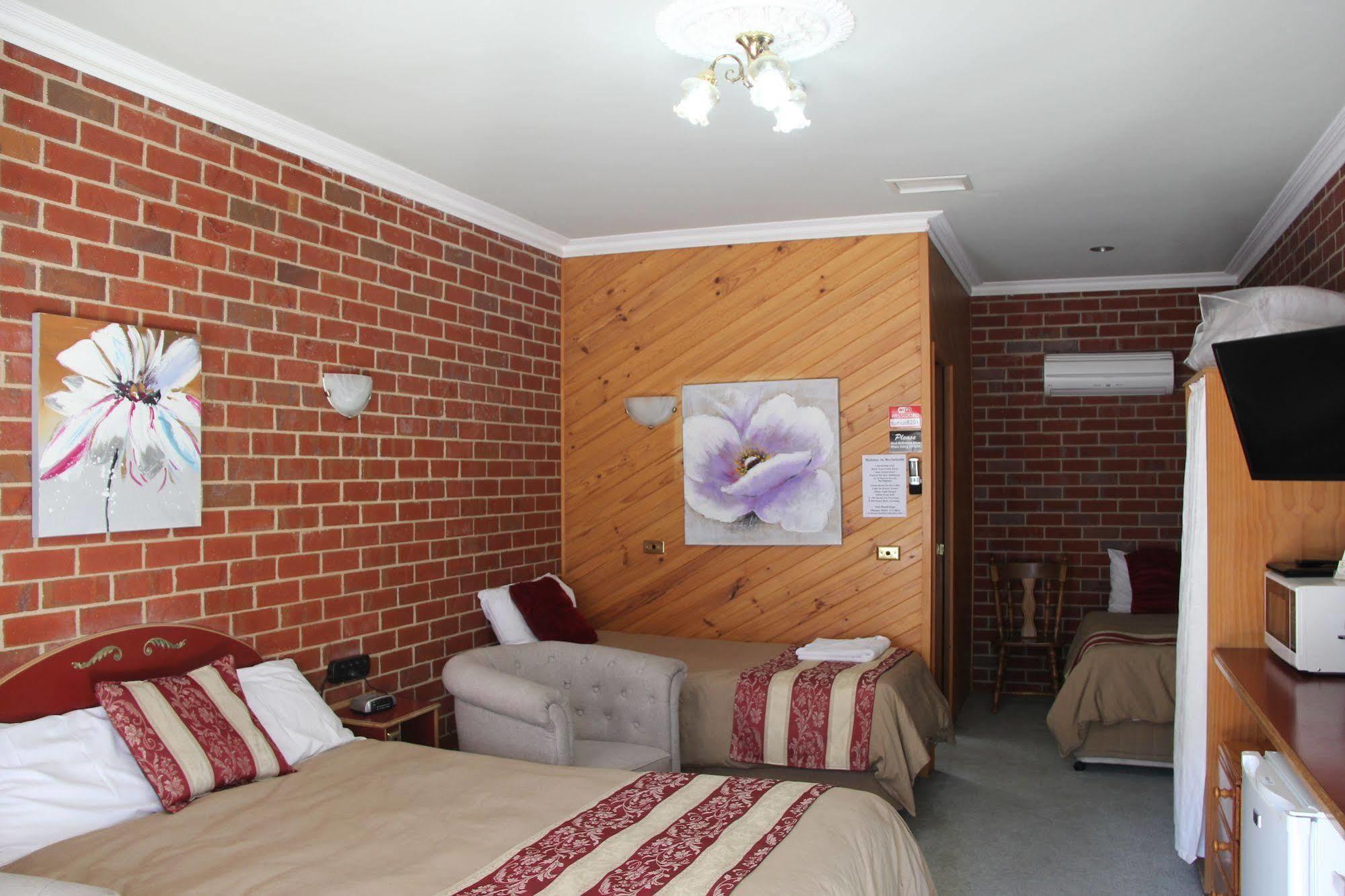 טומוט Elms Motor Inn מראה חיצוני תמונה